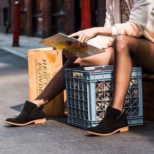 Kork-Ease Ryder Black Suede ankle boots rear zipper closure stacked heel 8-1/2